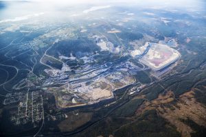 Flygbild över dammar på LKAB:s industriområde i Malmberget.